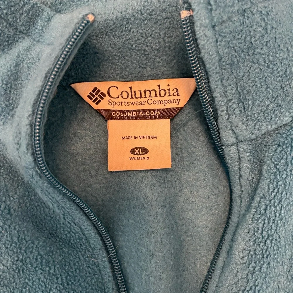 Blue green Columbia jacket. Has a small black mark barely noticeable (last pic) - Picture 3 of 4